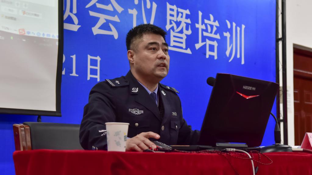 吉林市经济文化保卫支队民警佟伟光作报告